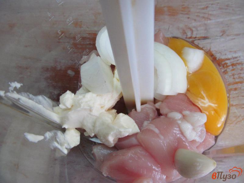 Фото приготовление рецепта: Открытый пирог из куриного фарша с картофелем шаг №2