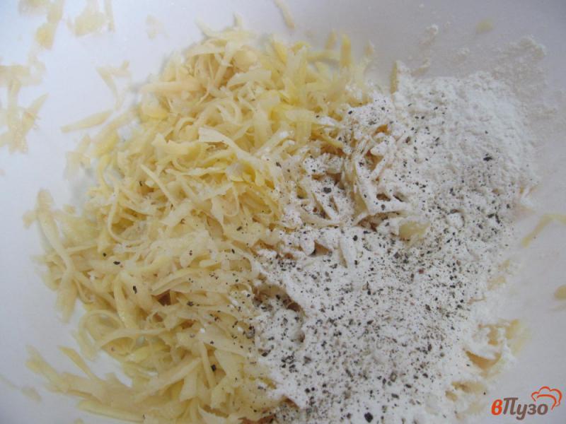 Фото приготовление рецепта: Открытый пирог из куриного фарша с картофелем шаг №4