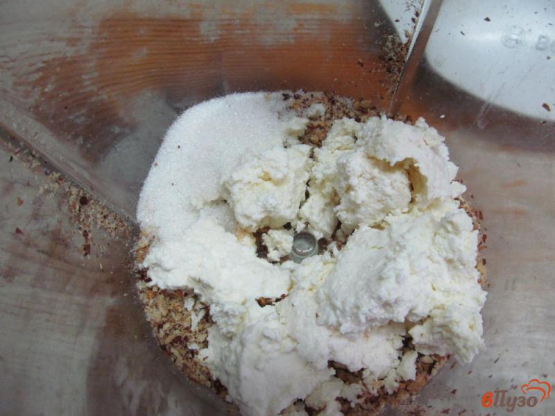 Фото приготовление рецепта: Творожные «шарики» с орехами под соусом из смородины шаг №2