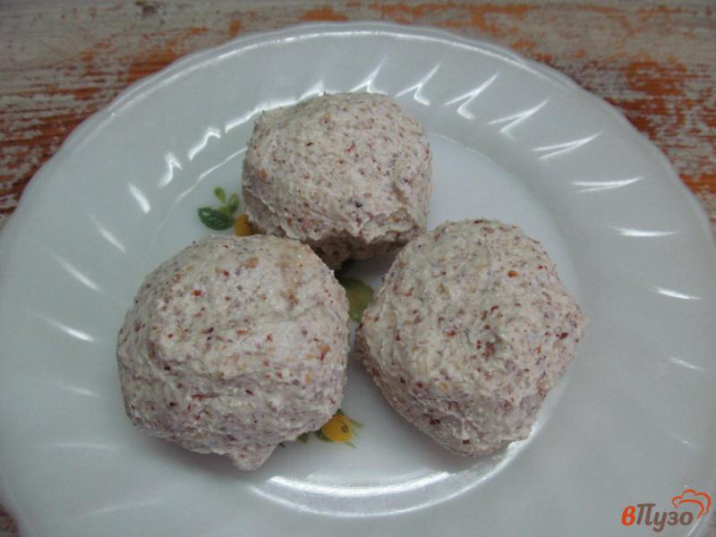 Фото приготовление рецепта: Творожные «шарики» с орехами под соусом из смородины шаг №3