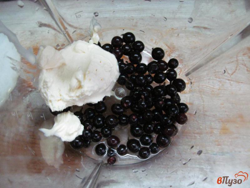 Фото приготовление рецепта: Творожные «шарики» с орехами под соусом из смородины шаг №4