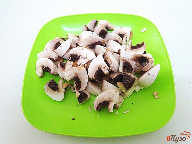 Фото приготовление рецепта: Куриная печень с грибами и сметаной шаг №2