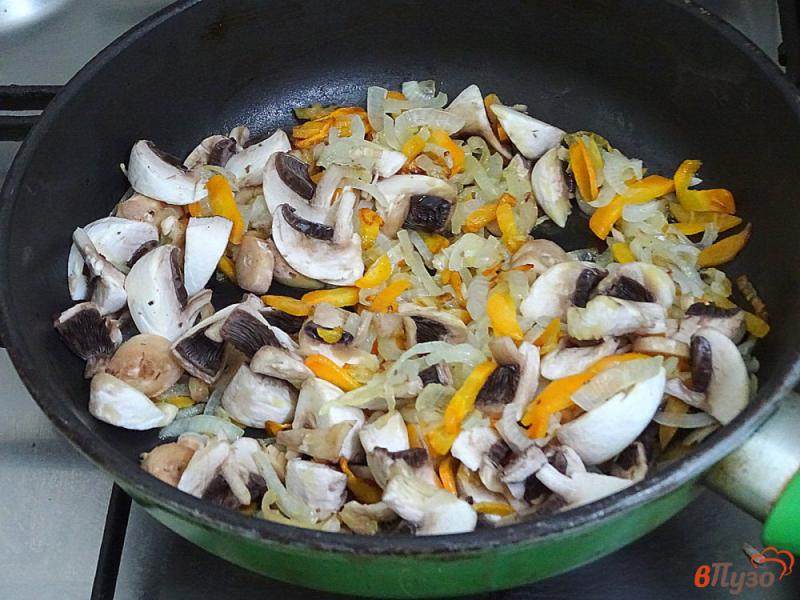 Фото приготовление рецепта: Куриная печень с грибами и сметаной шаг №5