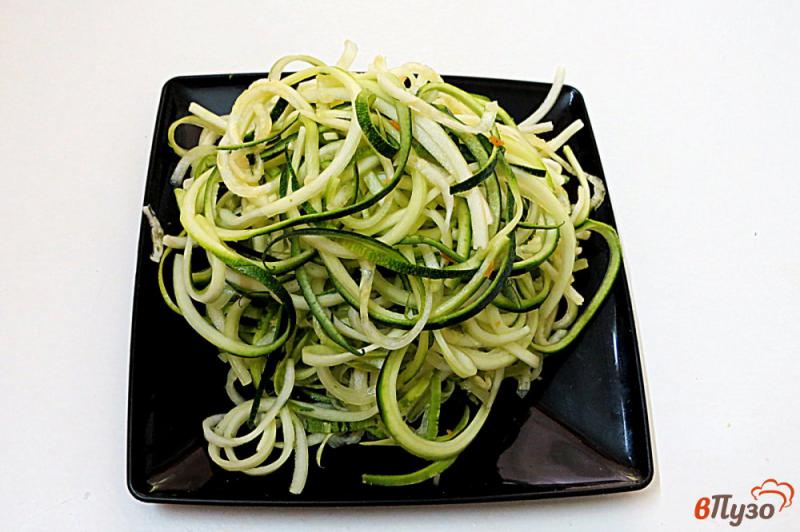 Фото приготовление рецепта: Овощные спагетти шаг №2