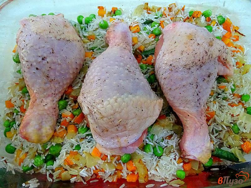 Фото приготовление рецепта: Рис с куриными ножками морковью и горошком шаг №3