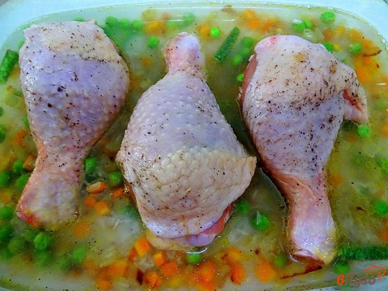 Фото приготовление рецепта: Рис с куриными ножками морковью и горошком шаг №4