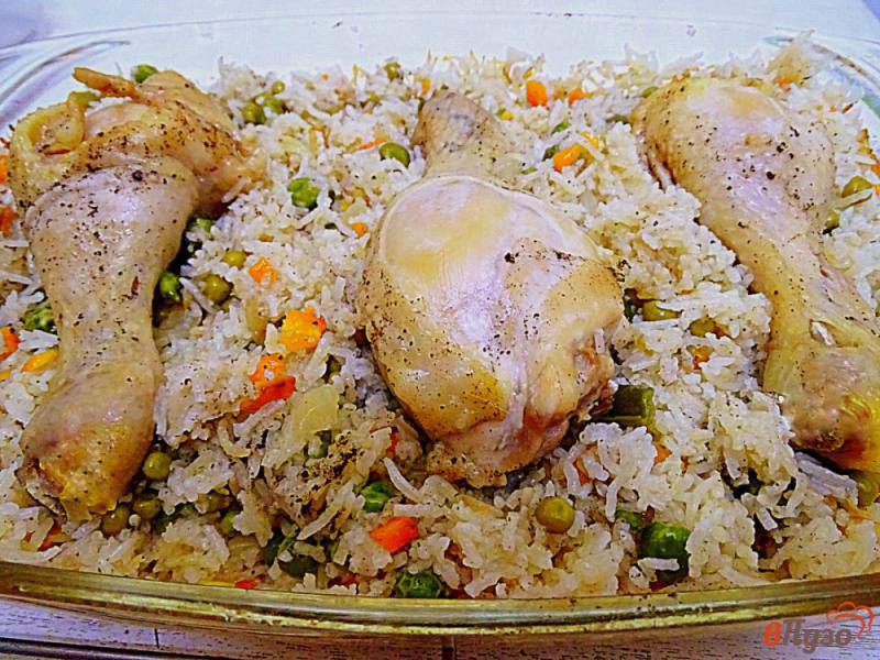 Фото приготовление рецепта: Рис с куриными ножками морковью и горошком шаг №6