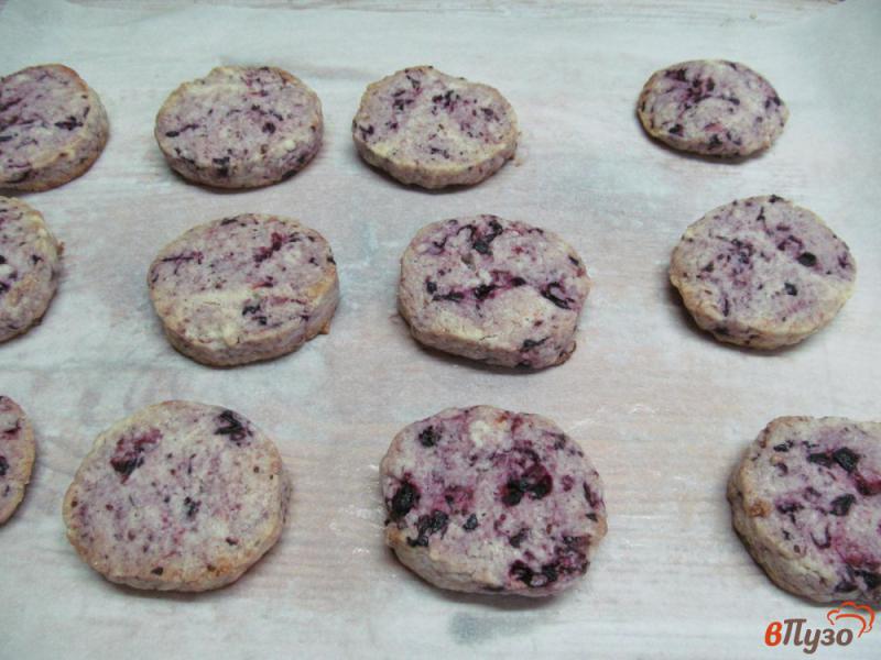 Фото приготовление рецепта: Печенье с черной смородиной шаг №9