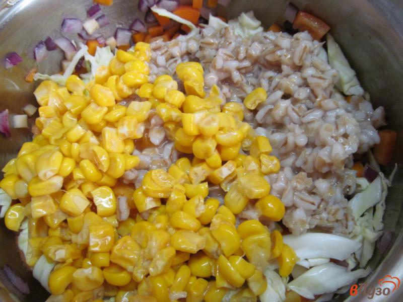 Фото приготовление рецепта: Капустный суп с кукурузой и крупой шаг №5