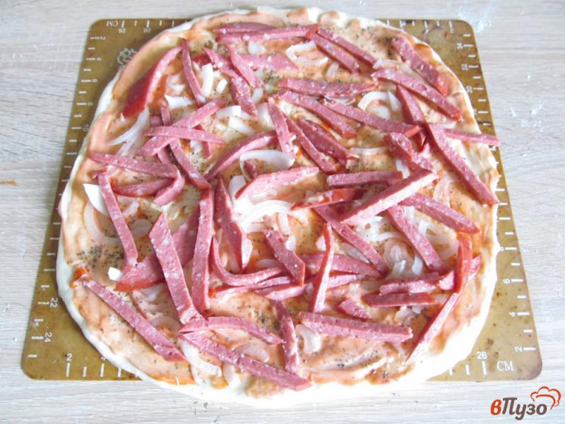 Фото приготовление рецепта: Пицца домашняя с салями шаг №5