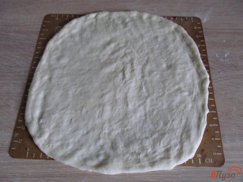 Фото приготовление рецепта: Пицца домашняя с салями шаг №4