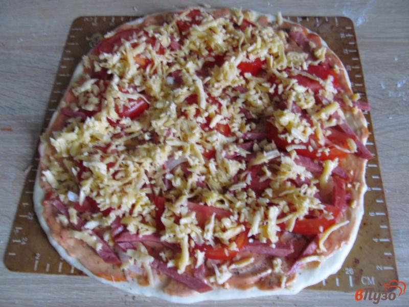 Фото приготовление рецепта: Пицца домашняя с салями шаг №7