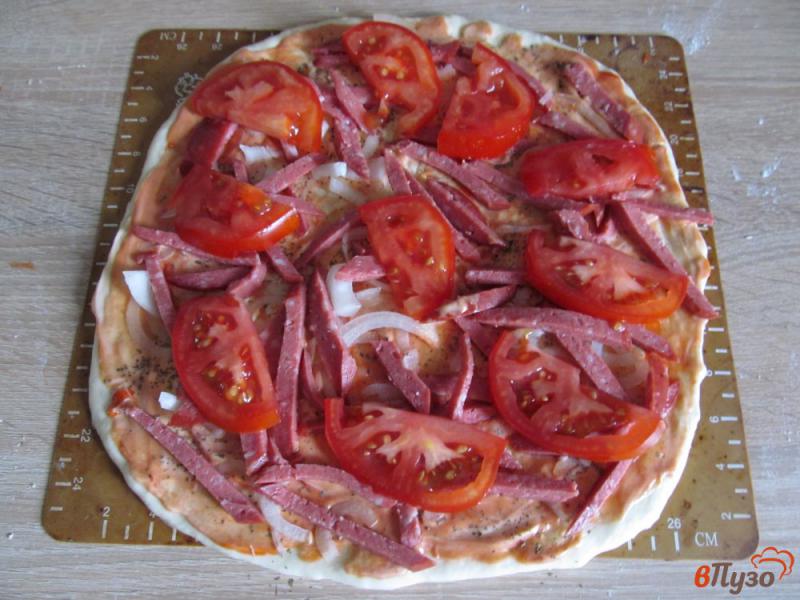 Фото приготовление рецепта: Пицца домашняя с салями шаг №6