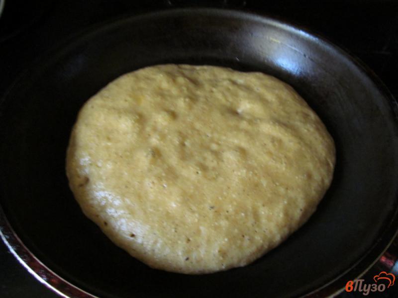 Фото приготовление рецепта: Сырная лепешка на сковороде шаг №4