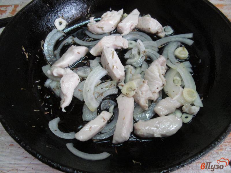 Фото приготовление рецепта: Курица с грушей шаг №3