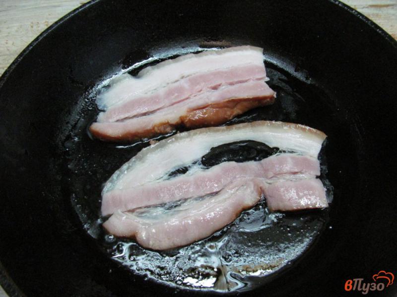 Фото приготовление рецепта: Облегченный бутерброд с сыром кабачком и беконом шаг №2