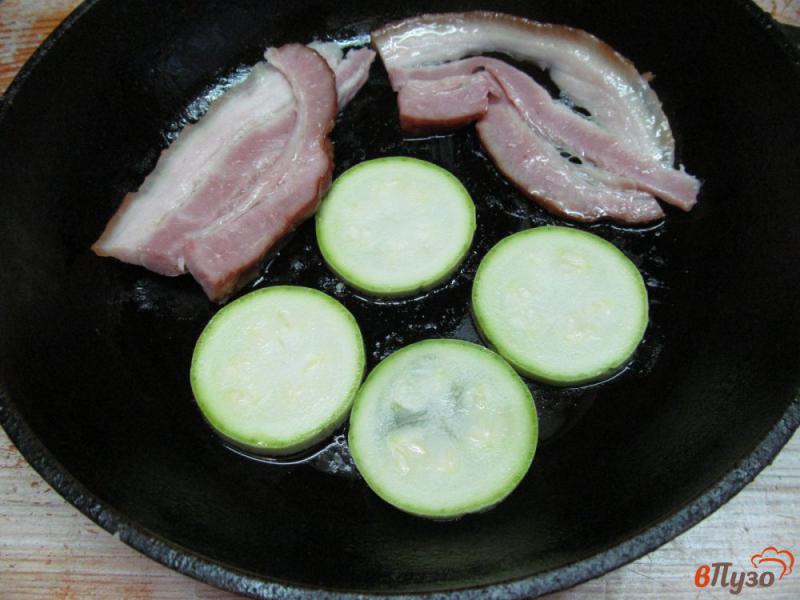 Фото приготовление рецепта: Облегченный бутерброд с сыром кабачком и беконом шаг №3