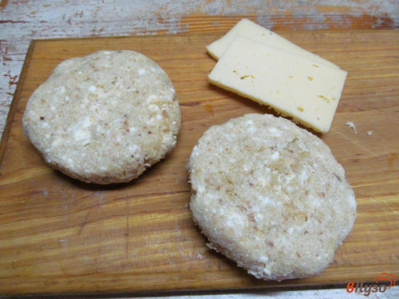Фото приготовление рецепта: Облегченный бутерброд с сыром кабачком и беконом шаг №4
