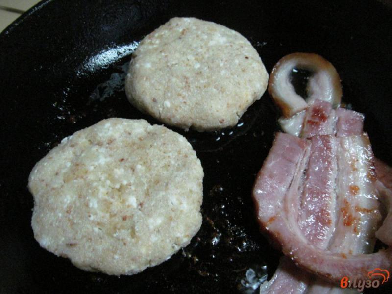 Фото приготовление рецепта: Облегченный бутерброд с сыром кабачком и беконом шаг №5