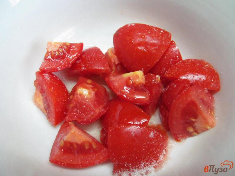 Фото приготовление рецепта: Омлет с томатами и сыром шаг №1