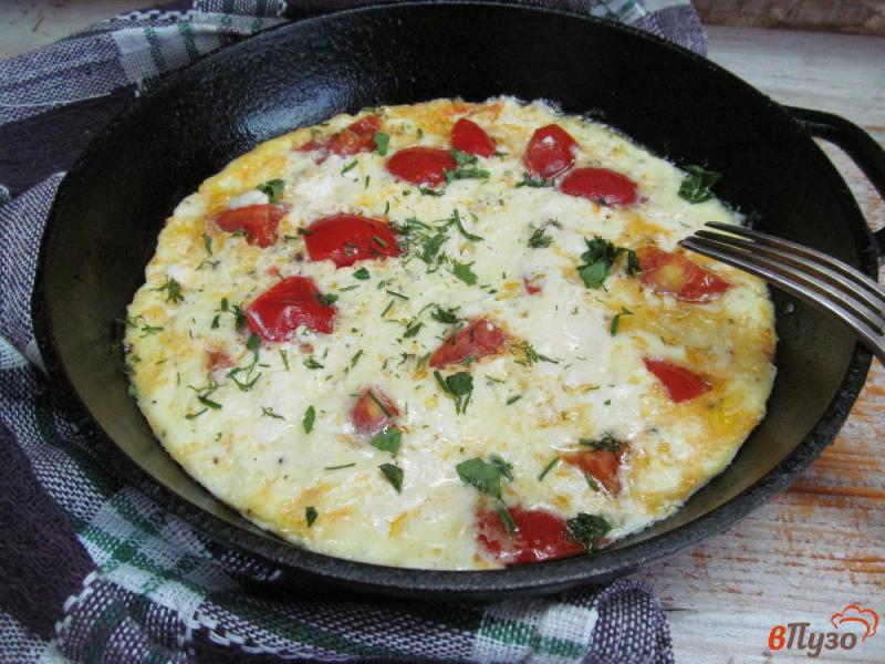 Фото приготовление рецепта: Омлет с томатами и сыром шаг №7