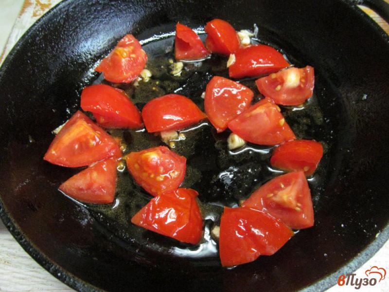 Фото приготовление рецепта: Омлет с томатами и сыром шаг №3