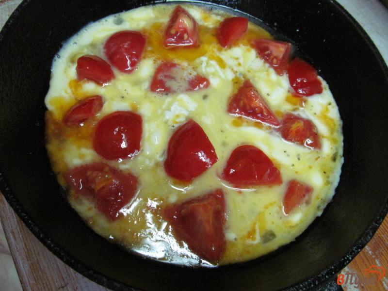 Фото приготовление рецепта: Омлет с томатами и сыром шаг №5