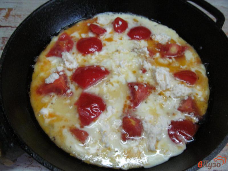 Фото приготовление рецепта: Омлет с томатами и сыром шаг №6