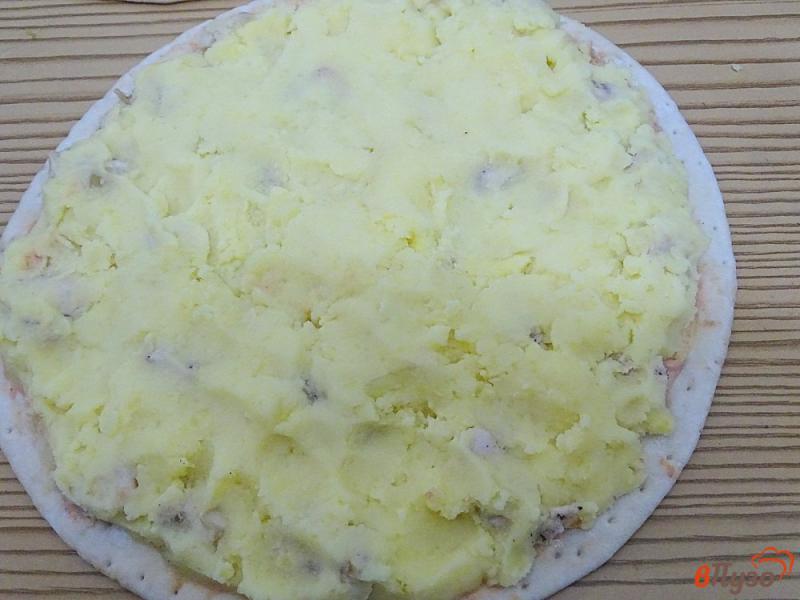 Фото приготовление рецепта: Пирог с картофелем и мясом на основе пиццы шаг №11