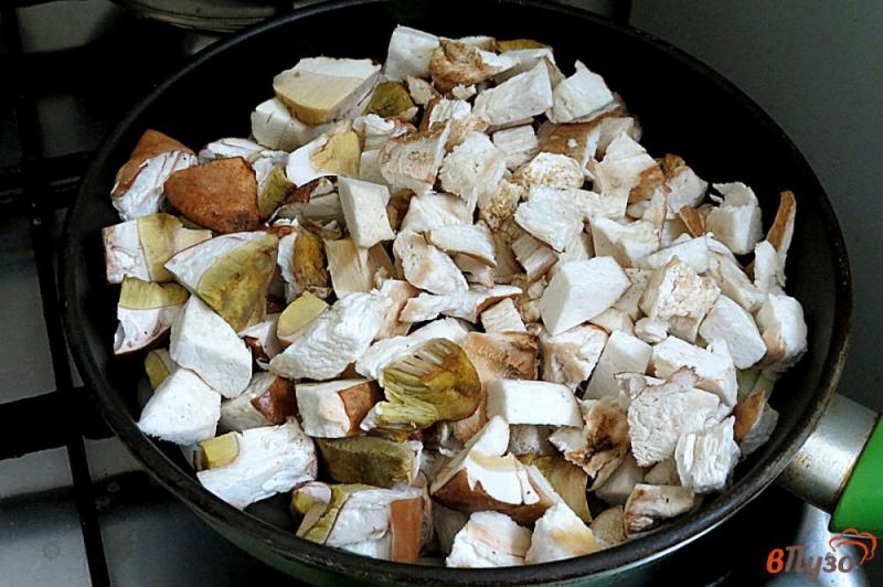 Фото приготовление рецепта: Соус из белых грибов и сливок шаг №4