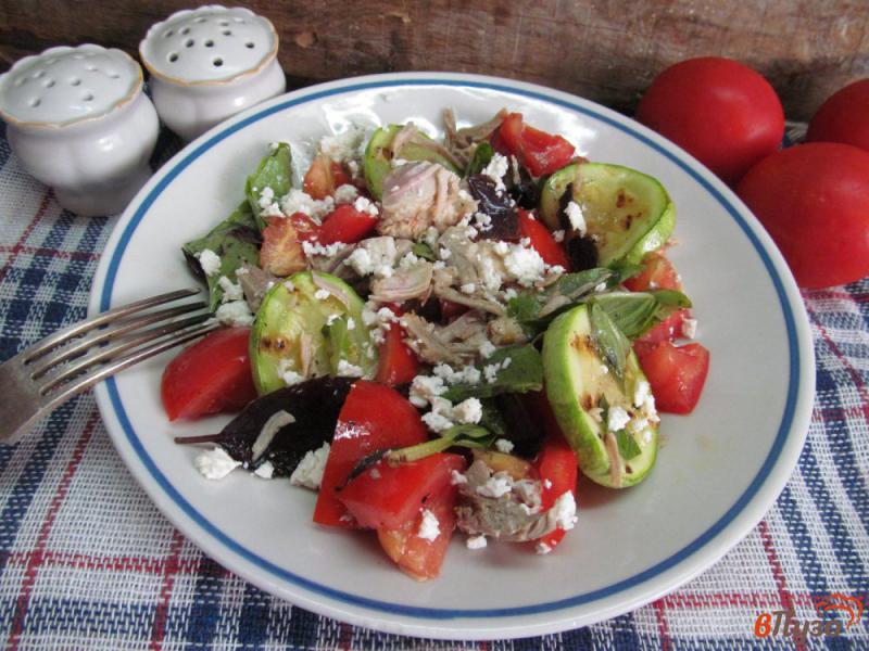 Фото приготовление рецепта: Греческий салат с вареной свининой шаг №5