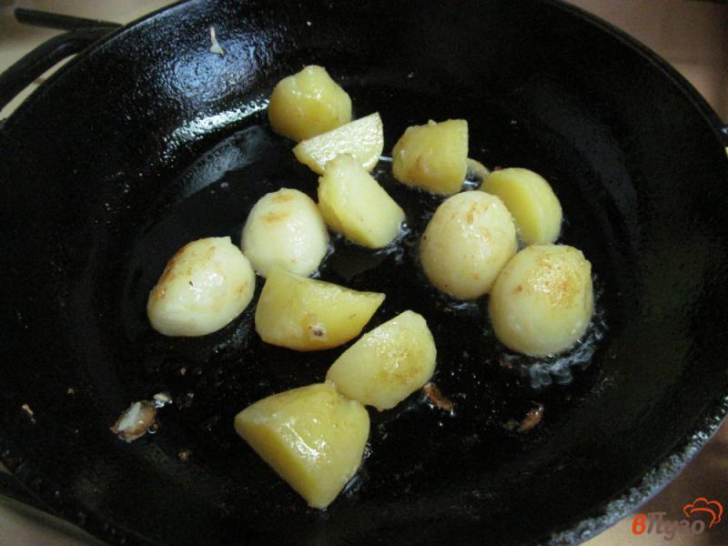 Фото приготовление рецепта: Салат из жареной картошки шаг №3