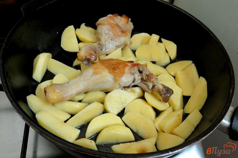 Фото приготовление рецепта: Овощное рагу с куриными ножками шаг №3