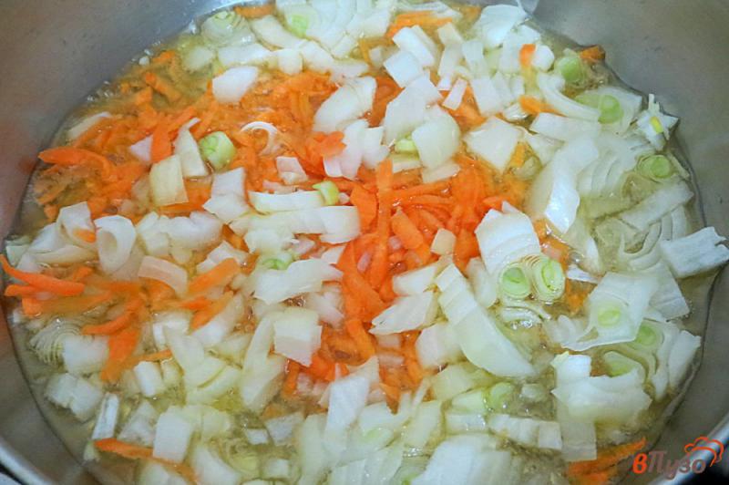Фото приготовление рецепта: Суп с белыми грибами и цветной капустой шаг №6