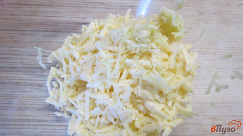 Фото приготовление рецепта: Мини чебуреки с колбасой и сыром шаг №1