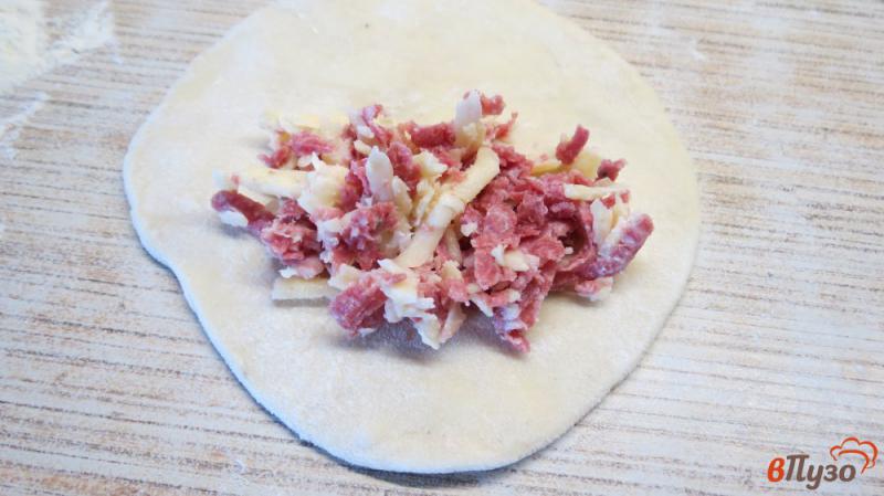 Фото приготовление рецепта: Мини чебуреки с колбасой и сыром шаг №3