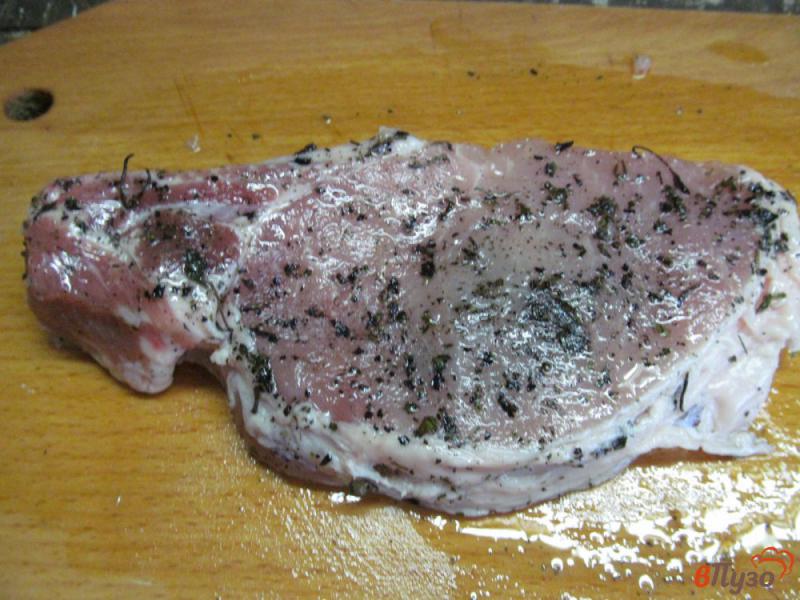 Фото приготовление рецепта: Свиной стейк с начинкой из изюма шаг №4
