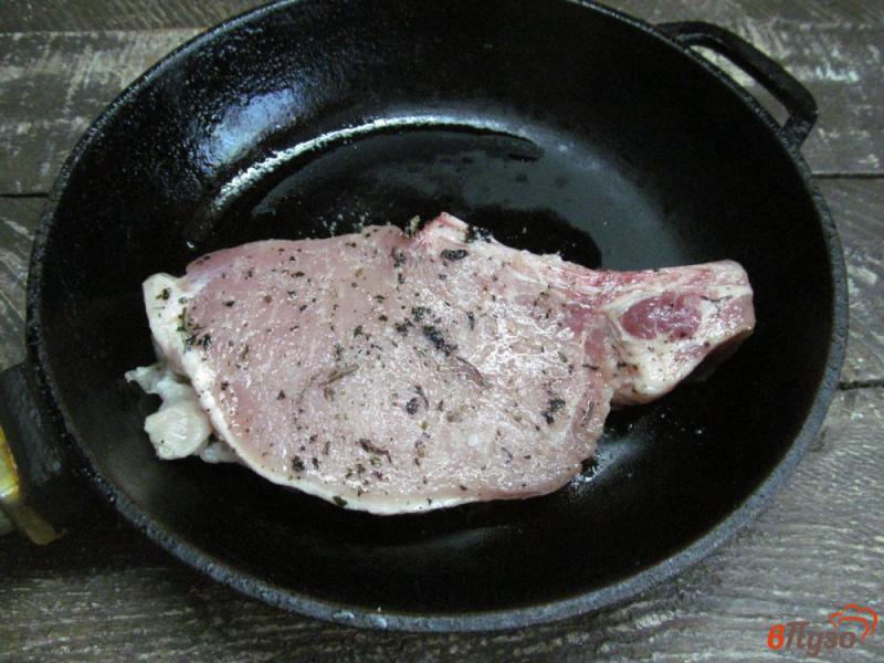 Фото приготовление рецепта: Свиной стейк с начинкой из изюма шаг №5
