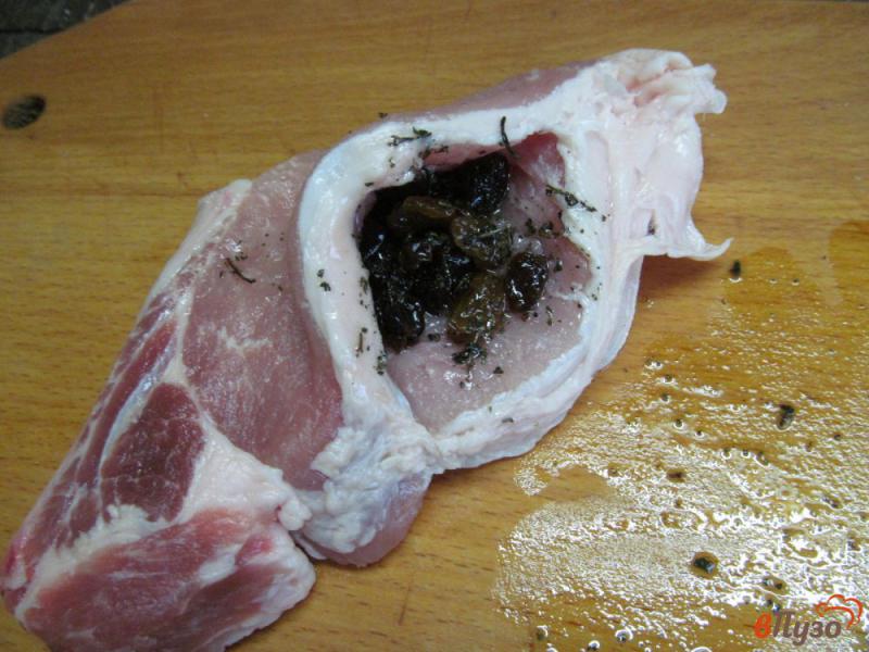 Фото приготовление рецепта: Свиной стейк с начинкой из изюма шаг №3