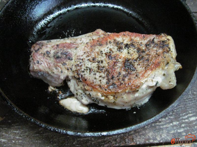 Фото приготовление рецепта: Свиной стейк с начинкой из изюма шаг №6