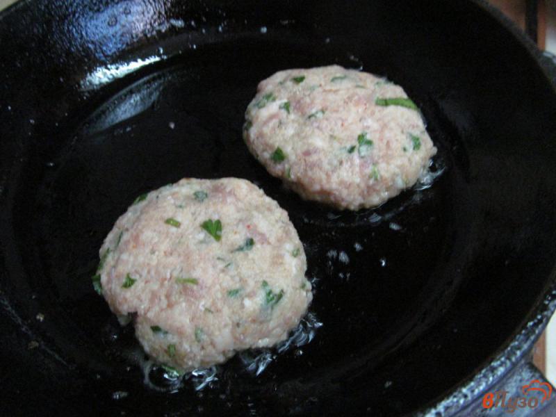 Фото приготовление рецепта: Мясные котлеты с овощными оладьями шаг №5