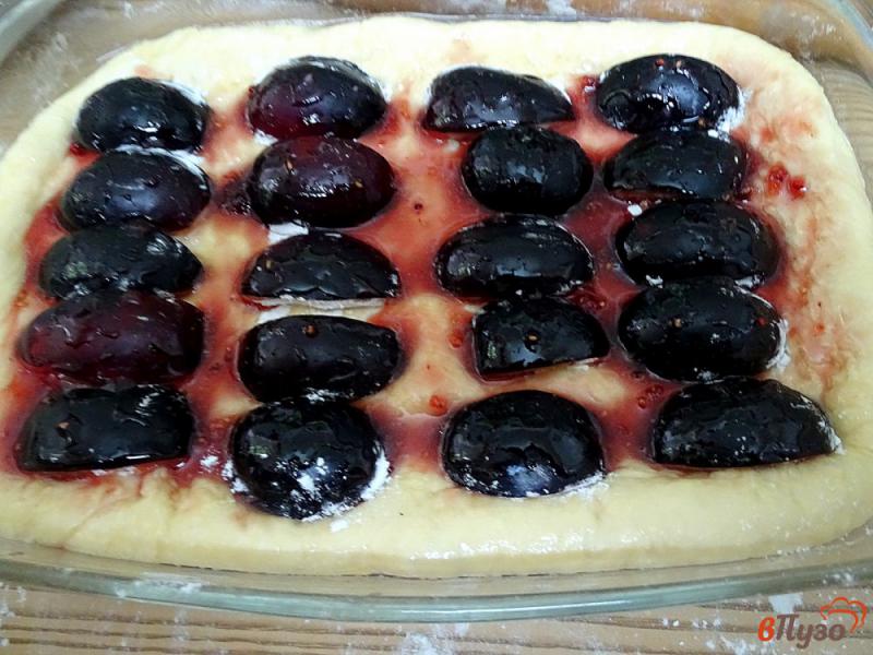 Фото приготовление рецепта: Дрожжевой пирог со сливами шаг №10