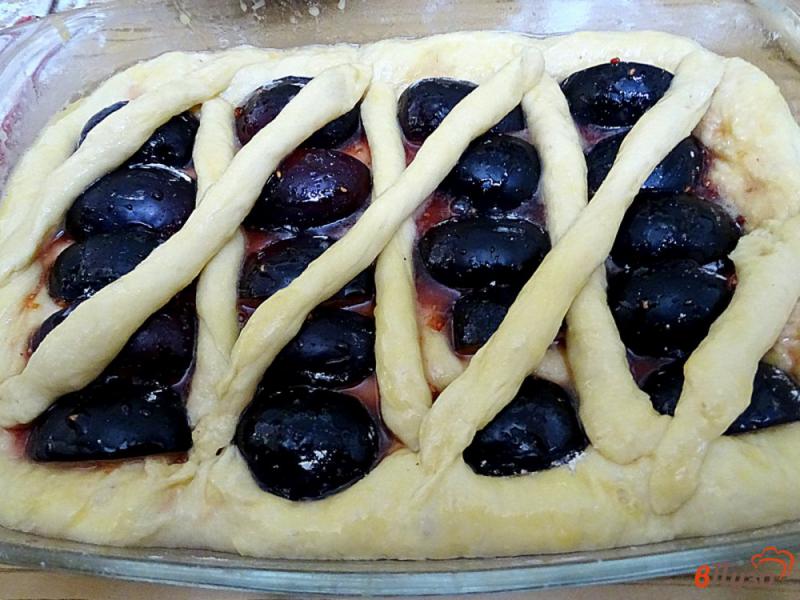 Фото приготовление рецепта: Дрожжевой пирог со сливами шаг №11