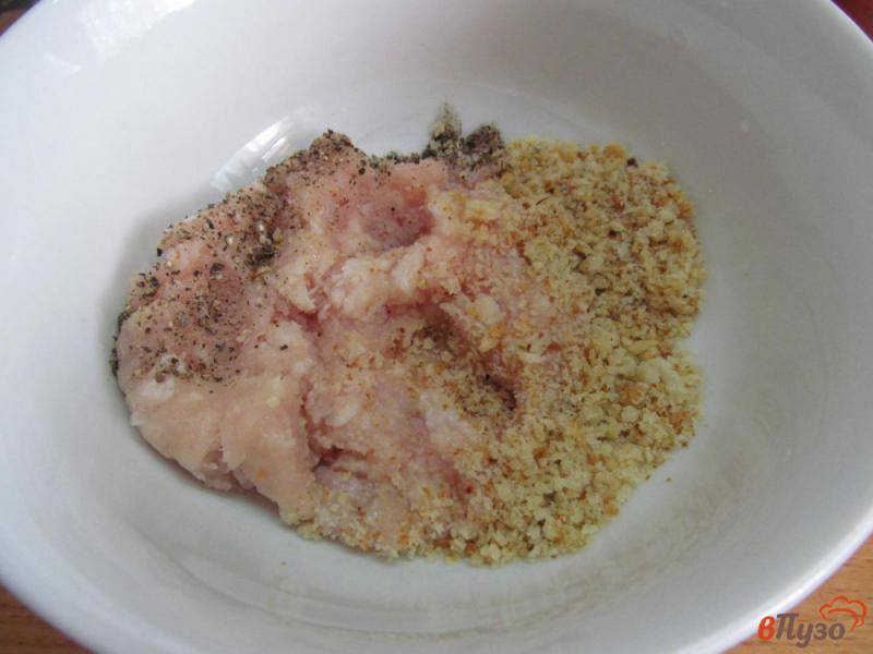 Фото приготовление рецепта: Куриные фрикадельки в кунжуте с горошком шаг №2