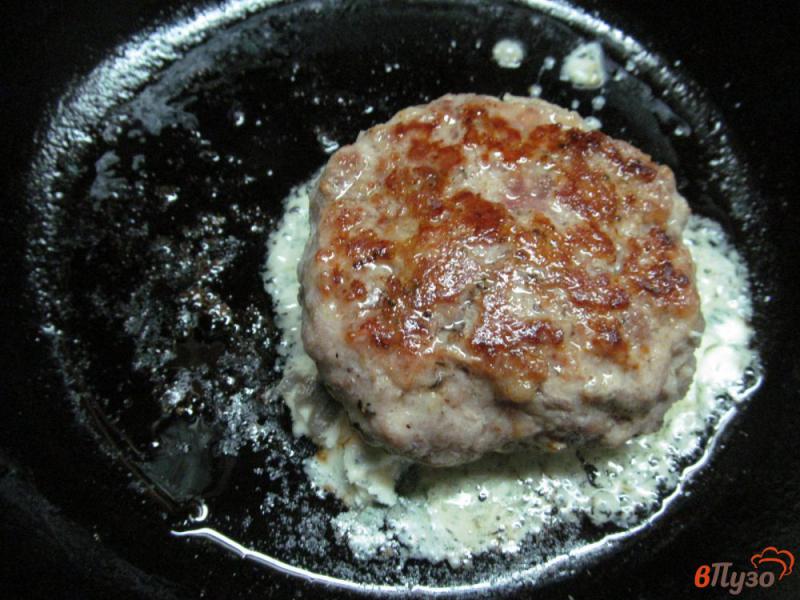 Фото приготовление рецепта: Домашний бургер из свинины с грушей шаг №6