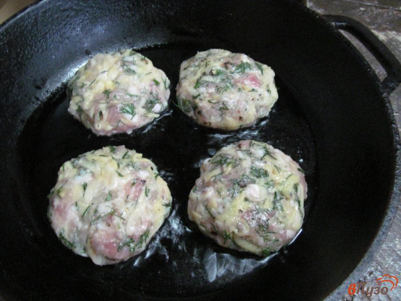 Фото приготовление рецепта: Котлеты три в одном с гарниром из грибов и помидоров шаг №4