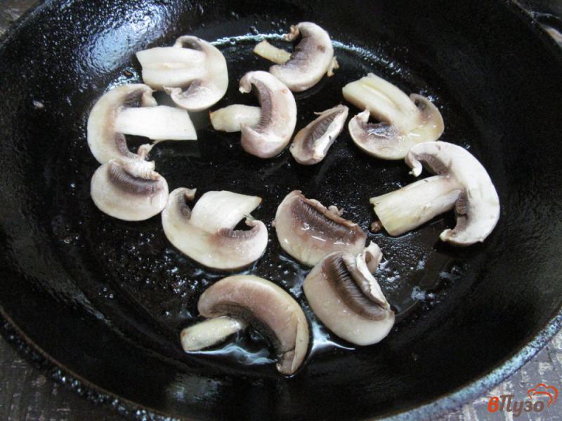 Фото приготовление рецепта: Котлеты три в одном с гарниром из грибов и помидоров шаг №5
