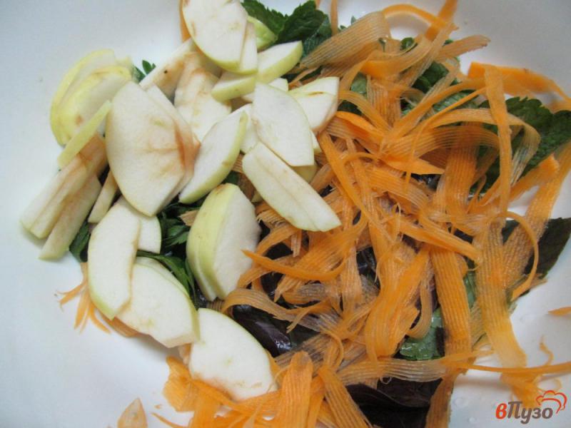 Фото приготовление рецепта: Салат из зелени с яблоком под малиновым соусом шаг №6