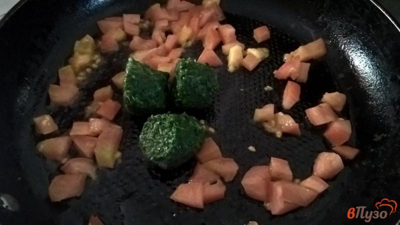 Фото приготовление рецепта: Паста со шпинатом и помидорами шаг №2