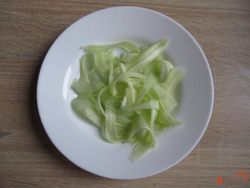 Фото приготовление рецепта: Салат с креветками и овощами шаг №1
